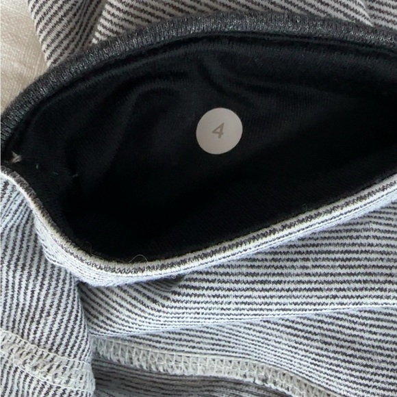 Lululemon Athletica Gray Crop Leggings Soft Comfortable Fit - Picture 4 of 5